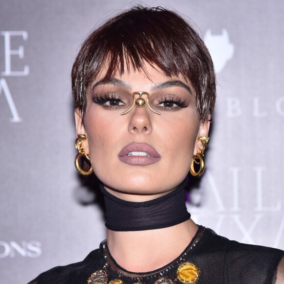Isis Valverde apostou em transparência deixando hot pants à mostra e usou peruca pixie cut no Baile da Bruxa, em hotel de São Paulo nesta quinta-feira, 31 de outubro de 2019