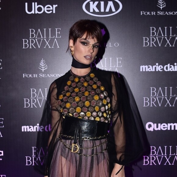 Isis Valverde aliou transparência e hot pants à mostra para o Baile da Bruxa, em hotel de São Paulo nesta quinta-feira, 31 de outubro de 2019