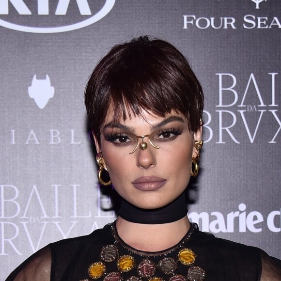 Isis Valverde arrasou no estilo para o Baile da Bruxa