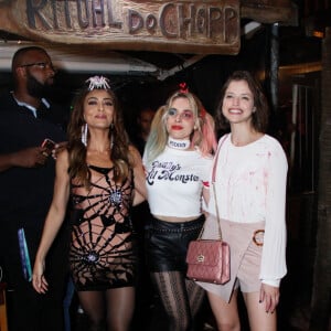 Juliana Paes posa com Monique Alfradique e Agatha Moreira na festa de Halloween do elenco de 'A Dona do Pedaço'