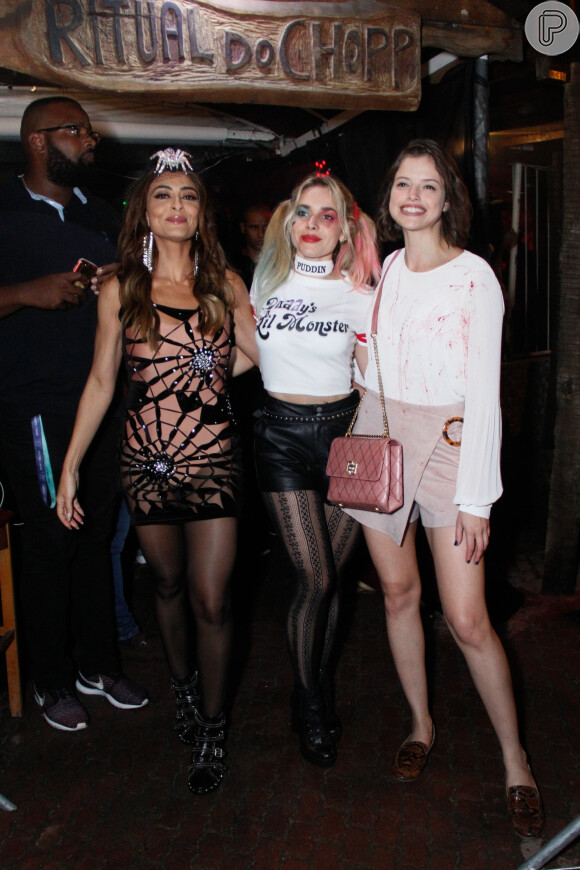 Juliana Paes posa com Monique Alfradique e Agatha Moreira na festa de Halloween do elenco de 'A Dona do Pedaço'