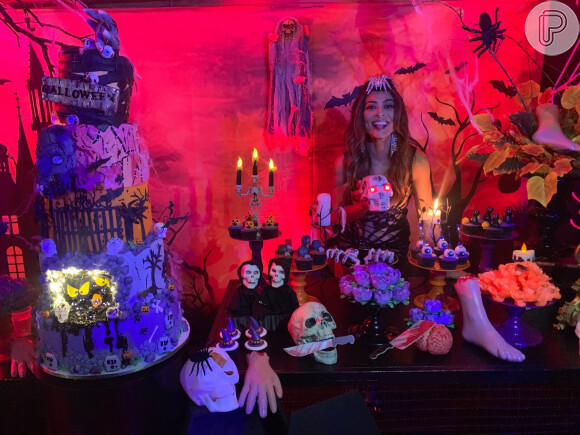 Juliana Paes relembra fantasia de bruxa para Halloween e surge