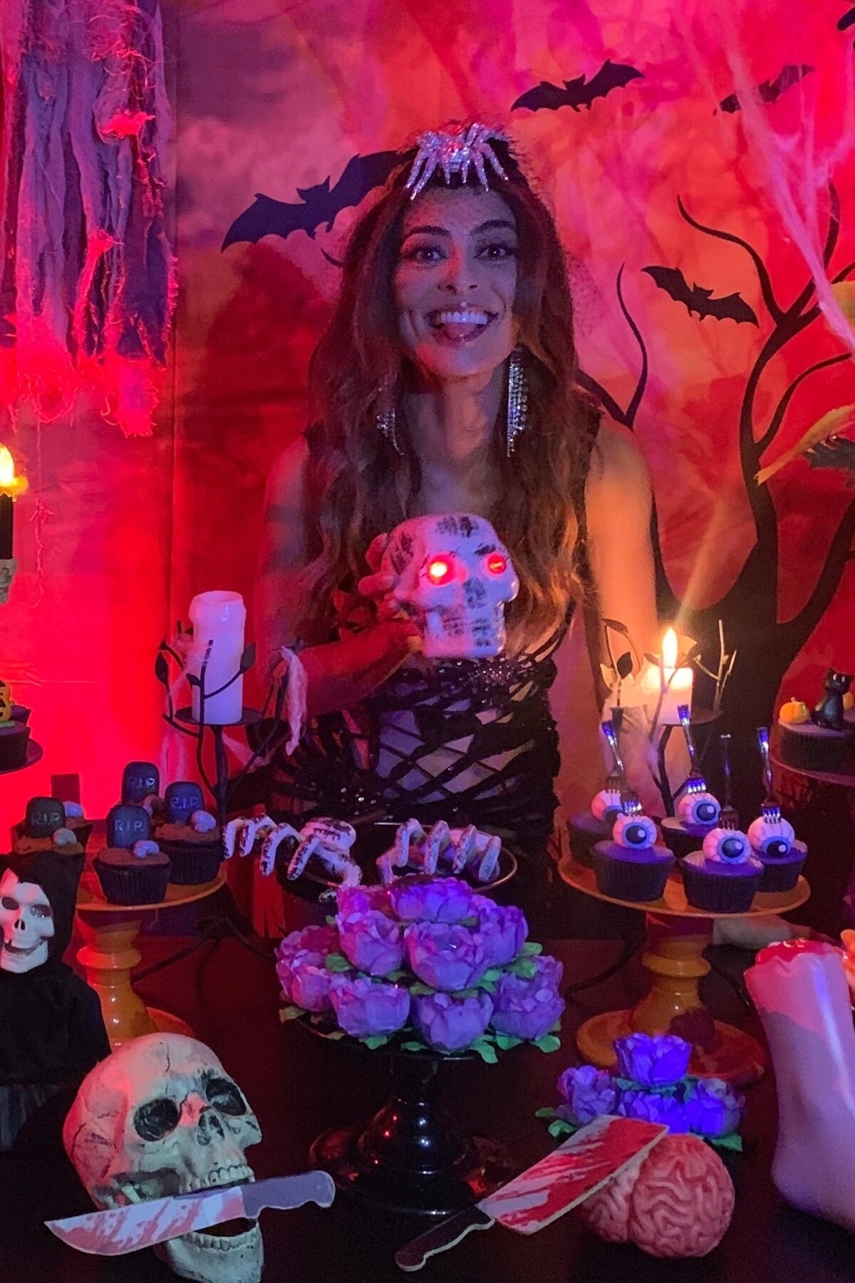 Juliana Paes relembra fantasia de bruxa para Halloween e surge quase  irreconhecível - Famosos - Extra Online