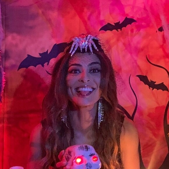Juliana Paes se fantasiou de bruxa com direito a uma aranha na cabeça