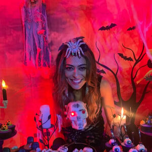 Juliana Paes se divertiu com os colegas de elenco em festa temática de Halloween