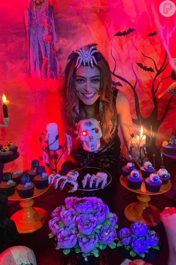 Juliana Paes se divertiu com os colegas de elenco em festa temática de Halloween