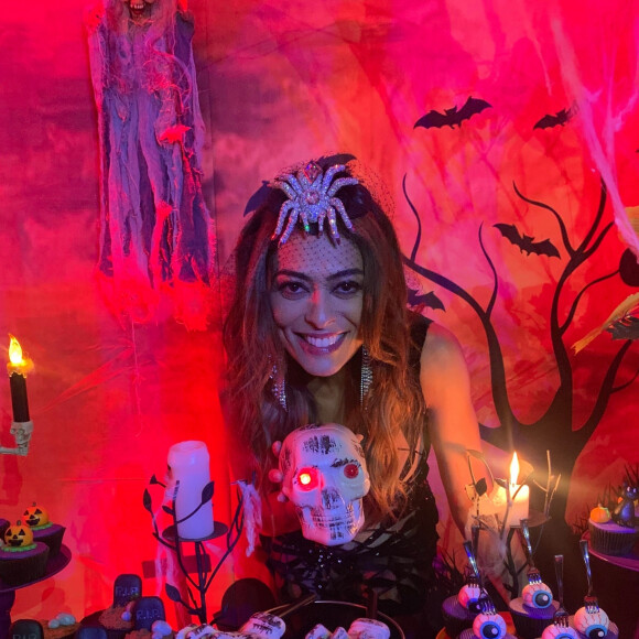 Juliana Paes se divertiu com os colegas de elenco em festa temática de Halloween