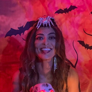 Juliana Paes se diverte na festa de Halloween do elenco da novela 'A Dona do Pedaço'