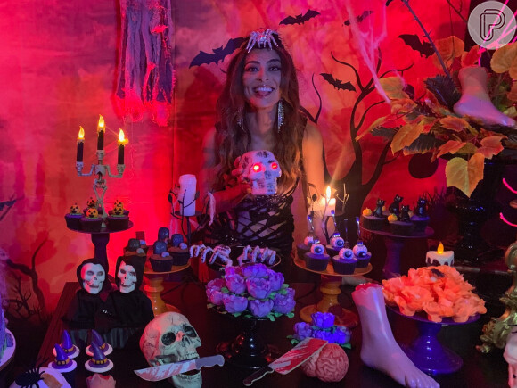 Juliana Paes se diverte na festa de Halloween do elenco da novela 'A Dona do Pedaço'