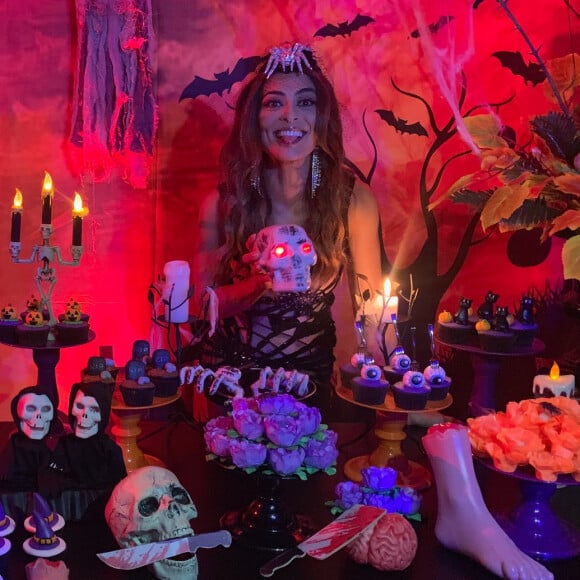 Juliana Paes se diverte na festa de Halloween do elenco da novela 'A Dona do Pedaço'