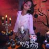 Agatha Moreira posou na mesa da festa de Halloween do elenco de 'A Dona do Pedaço'