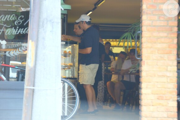 William Bonner toma café com a mulher, Natasha Dantas, em padaria do Rio