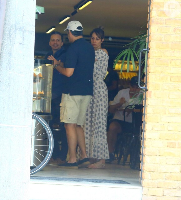 William Bonner e a mulher, Natasha Dantas, são fotografados em padaria do Rio