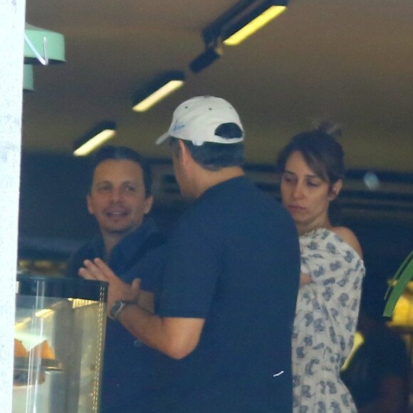 William Bonner e a mulher, Natasha Dantas, são fotografados em padaria do Rio