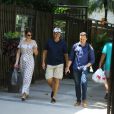 William Bonner e a mulher, Natasha Dantas, passeiam com amigo após café em padaria do Rio