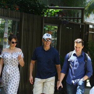 William Bonner e a mulher, Natasha Dantas, passeiam com amigo após café em padaria do Rio