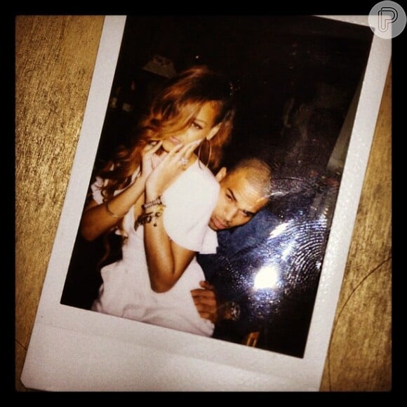 Rihanna e Chris Brown fazem caras e bocas na festa de aniversário de 25 anos da cantora