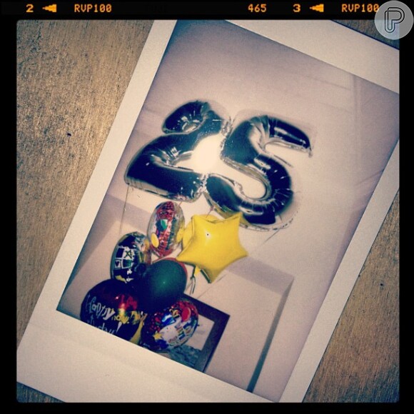 Rihanna posta foto dos balões de sua festa de aniversário de 25 anos