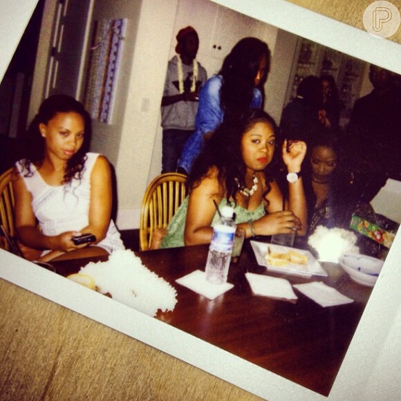 Rihanna posta foto de suas amigas em sua festa de aniversário de 25 anos