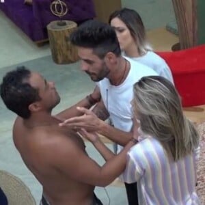 Em discussão com Hariany Almeida, Phellipe Haagensen deu um beijo roubado e Diego Grossi precisou intervir