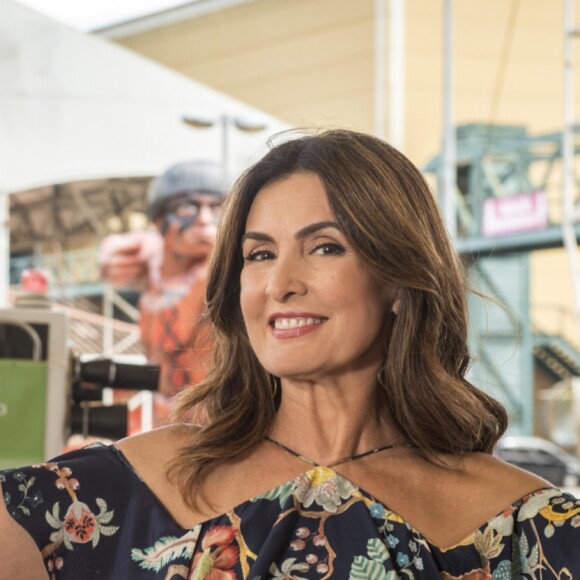 Fátima Bernardes não tem medo de usar decotes para aparecer na TV, no programa 'Encontro'