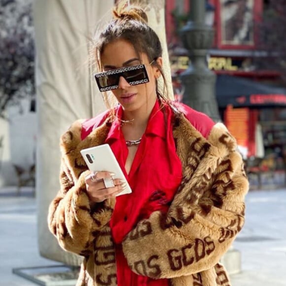 Anitta posou com look de R$ 21 mil em Madrid, na Espanha, nesta sexta-feira, 8 de novembro de 2019