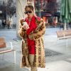 Anitta usou casaco da marca GCDS, avaliado em R$ 8 mil, em viagem