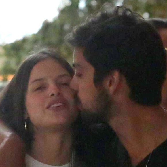 Agatha Moreira ganhou carinho do namorado, Rodrigo Simas, durante dia de compras em shoppings do Rio de Janeiro nesta sexta-feira, 8 de novembro de 2019