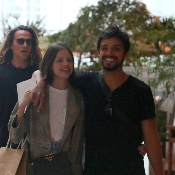 Agatha Moreira e o namorado, Rodrigo Simas, tiraram o dia para fazerem compras em shoppings