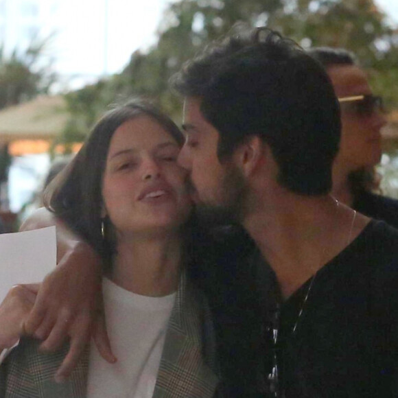 Rodrigo Simas fez carinho na namorada, Agatha Moreira, em dia de compras em shopping