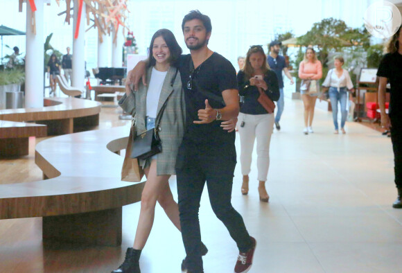 Namorado de Agatha Moreira, Rodrigo Simas acenou para fotógrafo durante passeio com a atriz