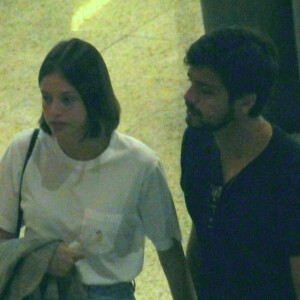 Agatha Moreira e o namorado, Rodrigo Simas, foram clicados durante passeio por shopping do Rio de Janeiro