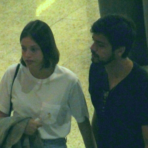 Agatha Moreira e o namorado, Rodrigo Simas, foram clicados durante passeio por shopping do Rio de Janeiro