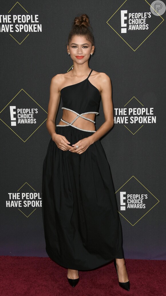 Para o People's Choice Awards, Zendaya escolheu um elegante e fashion vestido preto com recorte na cintura, do estilista Christopher Esber 