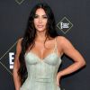 Para o People's Choice Awards, Kim Kardashian apostou em um vestido longo estilo tubinho com estampa de cobra da Versace