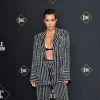 Alfaiataria de festa: Kourtney Kardashian apostou no conjuntinho de calça e blazer listrados com cristais para o People's Choice Awards