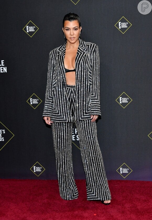 Alfaiataria de festa: Kourtney Kardashian apostou no conjuntinho de calça e blazer listrados com cristais para o People's Choice Awards