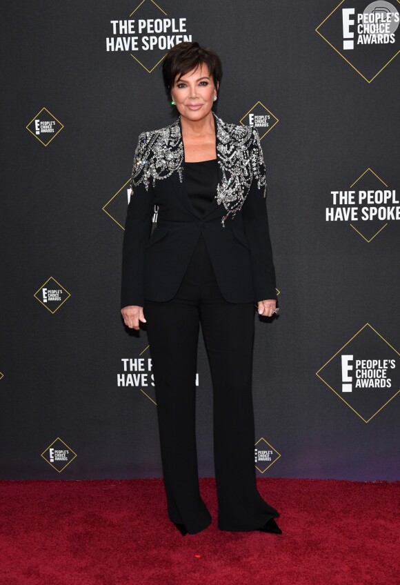 Kris Jenner escolheu um conjunto de alfaiataria com aplicações no blazer para o People's Choice Awards