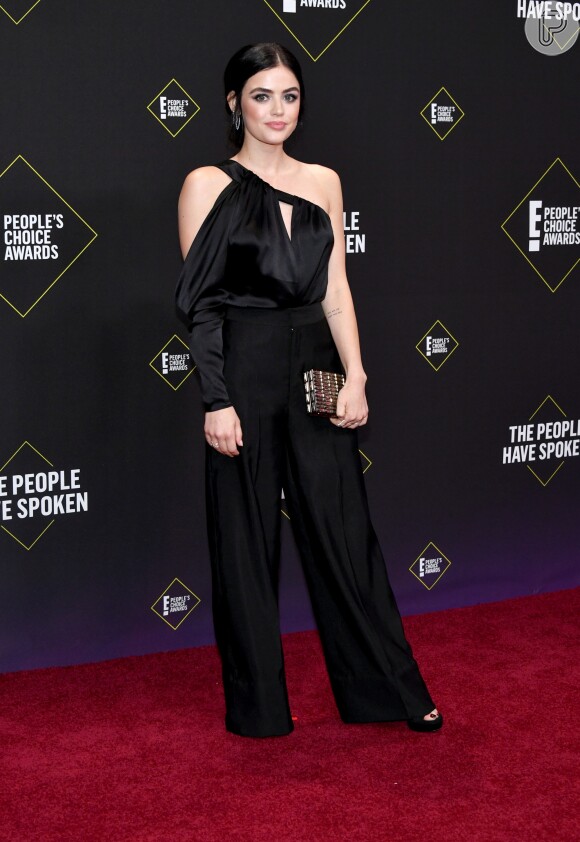 No People's Choice Awards 2019, Lucy Hale, estrela da série "Pretty Little Liars", apostou na alfaiataria preta, com calça pantalona e blusa de um ombro só