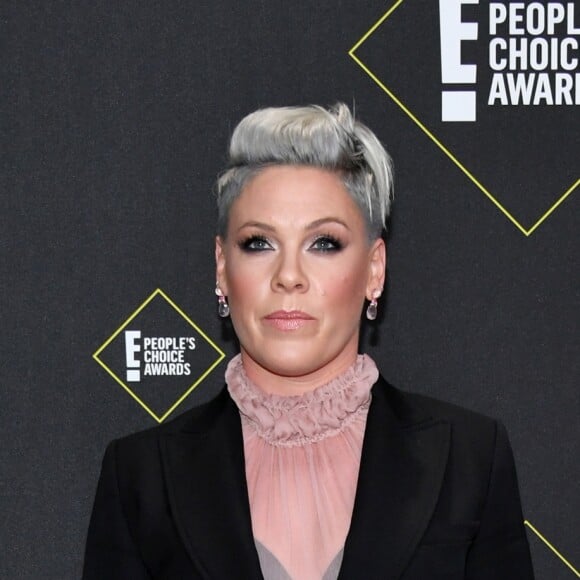 No look do People's Choice Awards, a cantora Pink usou um conjuntinho de alfaiataria preto com blusa de transparência por baixo