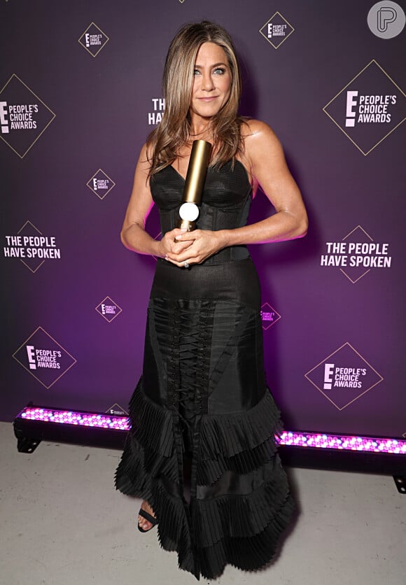 Jennifer Aniston surgiu elegante no People's Choice Awards com um vestido preto e babados na barra para o