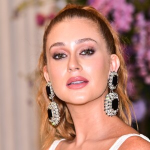 Marina Ruy Barbosa aposta em look despojado sem maquiagem e com cabelo 'bagunçado' em clipe lançado nesta segunda-feira, dia 11 de novembro de 2019