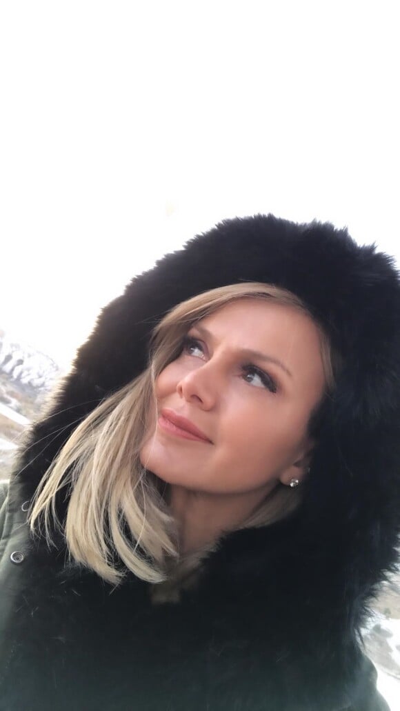 Eliana enfrenta frio em viagem à Turquia e posa com casaco felpudo