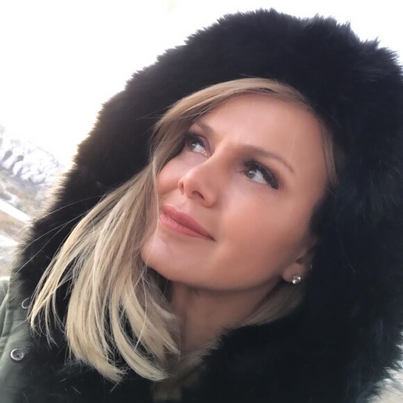 Eliana enfrenta frio em viagem à Turquia e posa com casaco felpudo