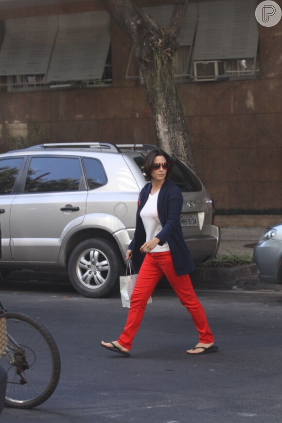 Guilhermina Guinle usa calça vermelha para almoçar no Rio