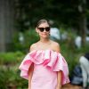 Vestido rosa: modelo curtinho com decote ombro a ombro e babados é opção para o próximo verão