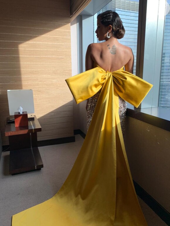 Anitta usa top amarelo com amarração de laço nas costas e cauda para o Grammy Latino, nos EUA, nesta quinta-feira, dia 14 de novembro de 2019