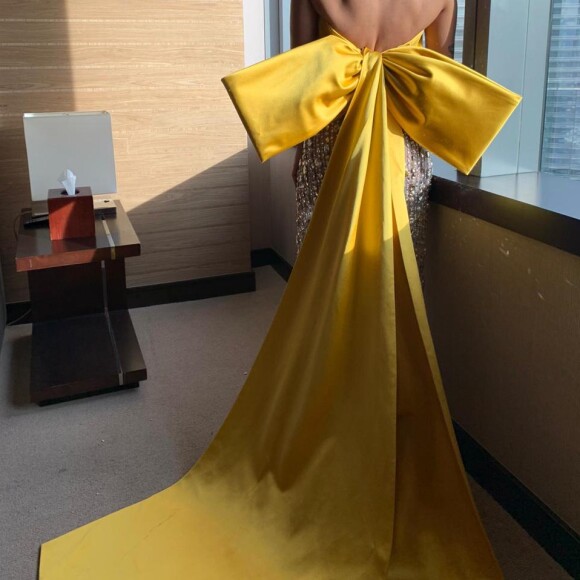 Anitta usa top amarelo com amarração de laço nas costas e cauda para o Grammy Latino, nos EUA, nesta quinta-feira, dia 14 de novembro de 2019