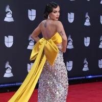 Vestido com laço e body de cristais: detalhes dos looks de Anitta no Grammy