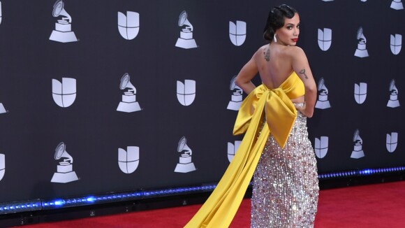 Vestido com laço e body de cristais: detalhes dos looks de Anitta no Grammy